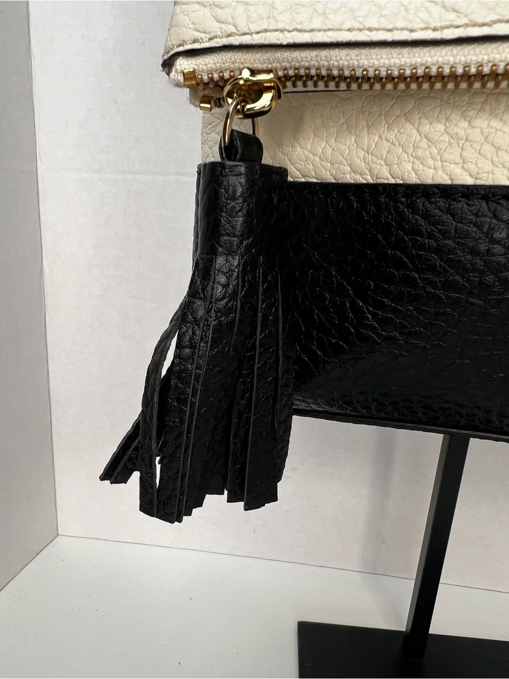 Kate Spade New York Black/White Colorblock Pebbled Zip Tassel